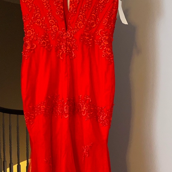 Red Mermaid Style Gown -Plus Free Surprise Gift 🎁 - Picture 10 of 16